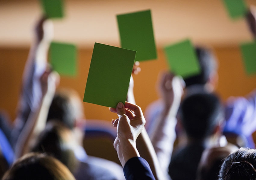 Imagen del evento:Manos alzadas con un papel